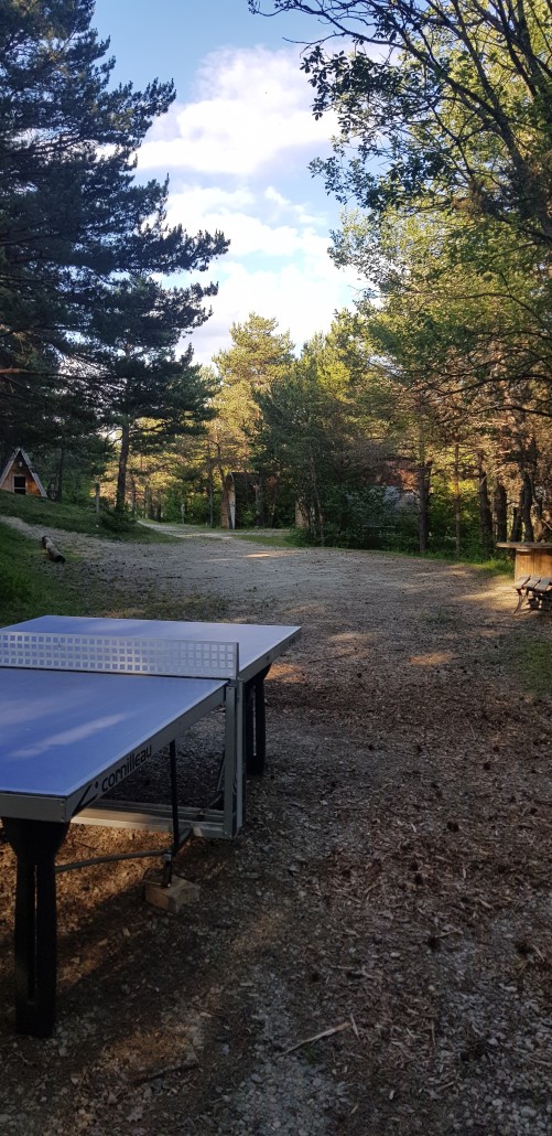 Notre terrain de pétanque avec table ping-pong en accès libre